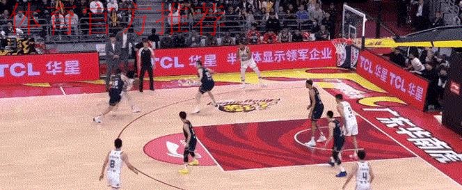 申京补篮被哈达威背后推搡,裁判未做任何吹罚 申京补篮被哈达威背后推搡,裁判未做任何吹罚